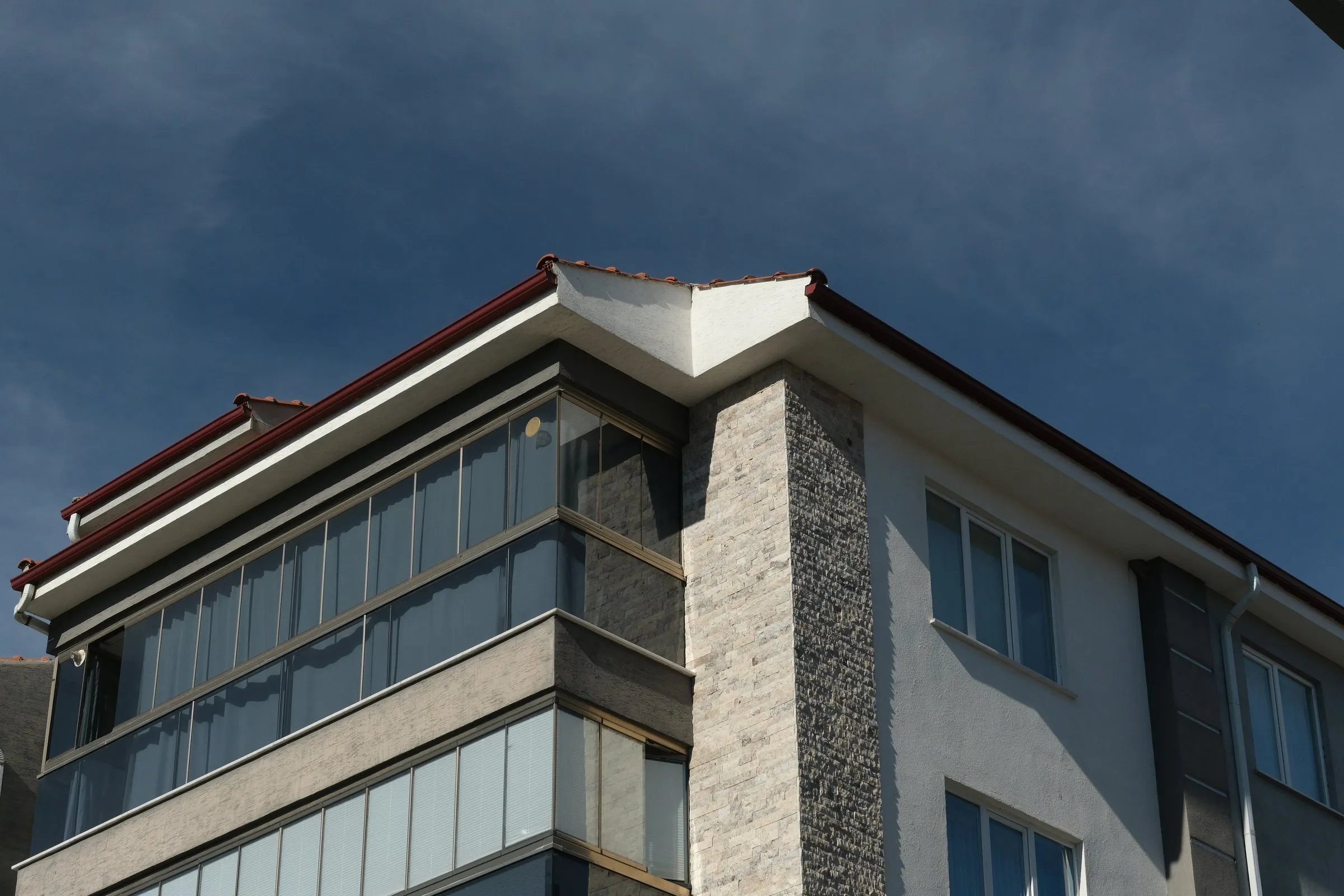 Çatı köşesi ve cam balkonlar