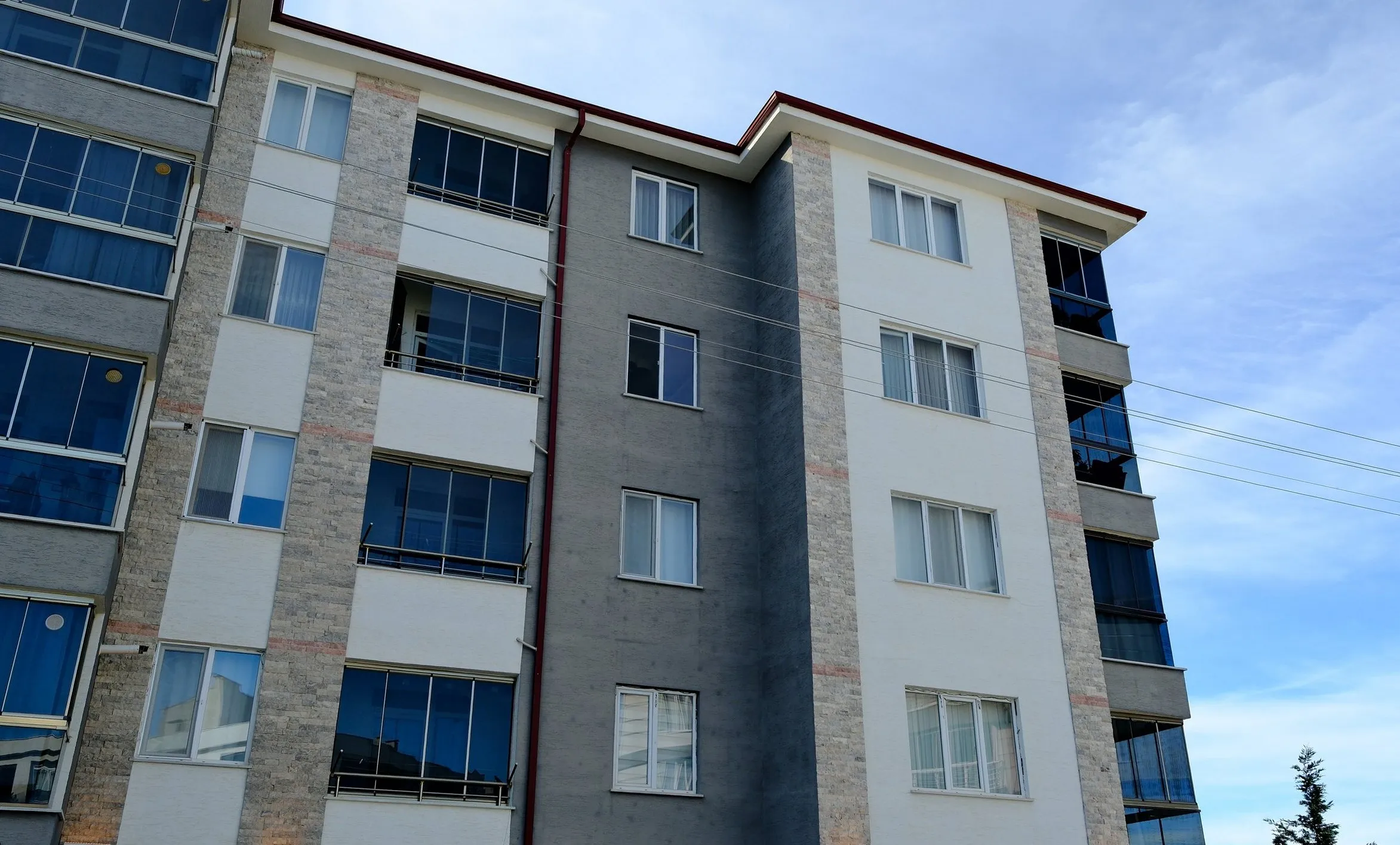 Ön cephe ve cam balkonlar