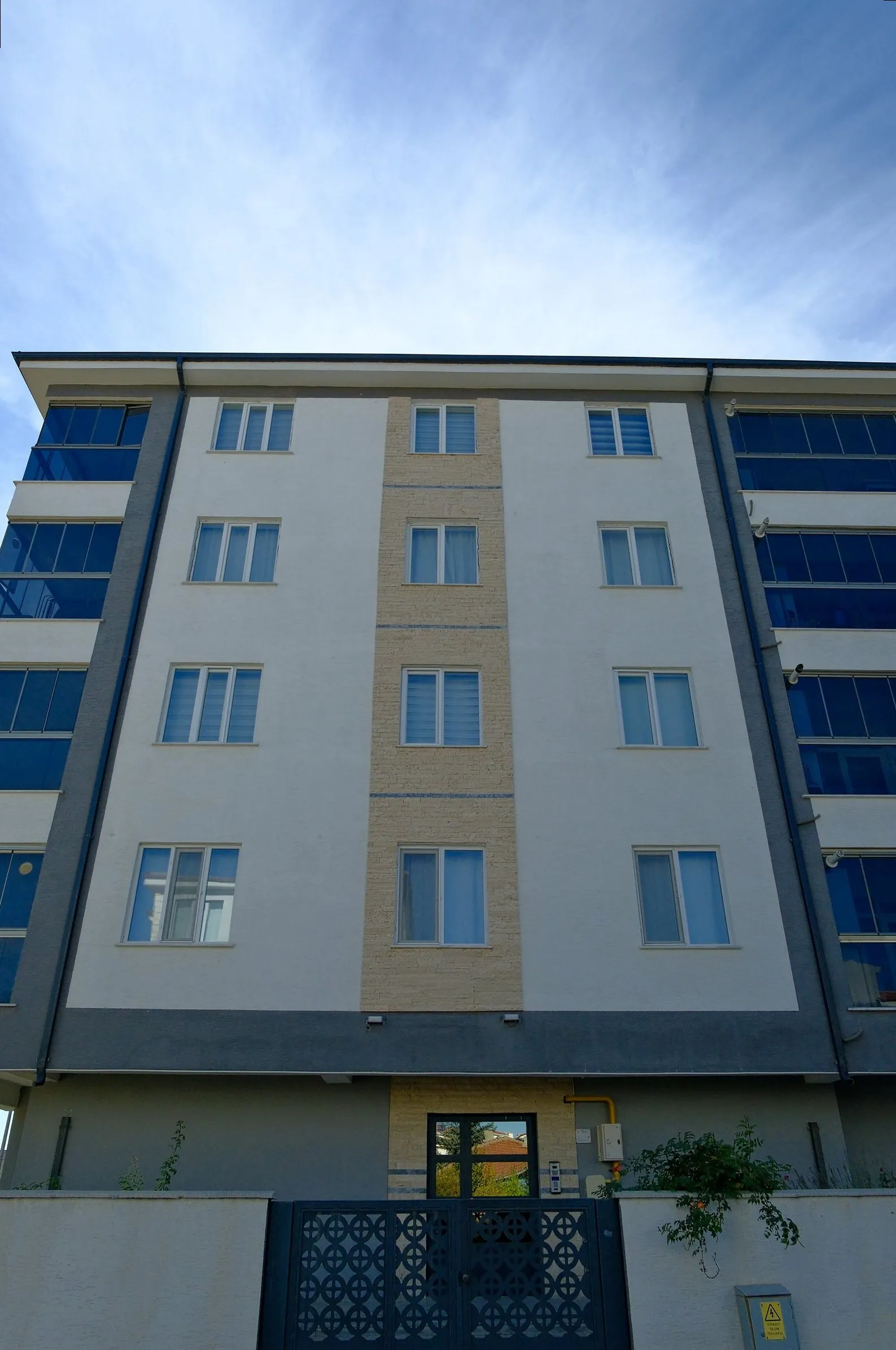 Ön cephe ve giriş