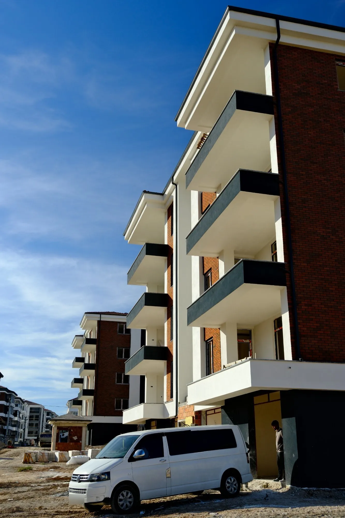 Cephesi tamamlanan bloklar ve önünde servis aracı