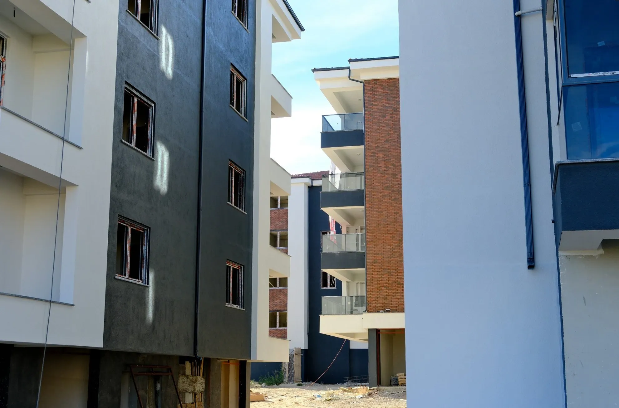 Bloklar arasından tuğla kaplamalı ve cam korkuluklu cephe
